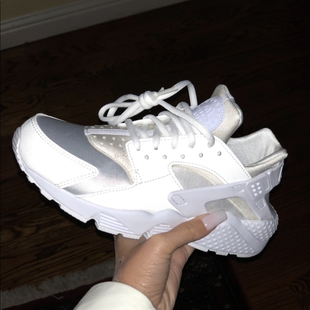 White nike huaraches